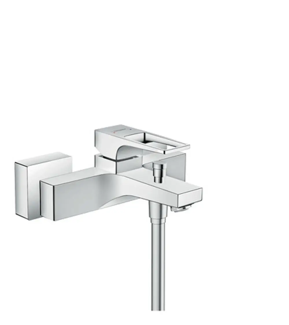 Einhebel-Wannenmischer in Chromausführung von Hansgrohe, mit einer klaren, modernen Form und einem Bügelgriff, montiert auf einer Wand.
